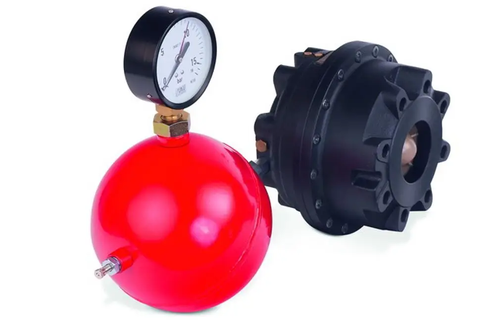 Runder, roter Druckbehälter mit Manometer und Anschluss, kombiniert mit einem schwarzen Regulierungselement, hergestellt von IMI Hydronic Engineering.